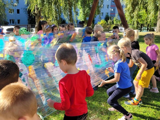 W ogrodzie Przedszkola Samorządowego numer 5 w Kielcach zorganizowany plener malarski. Mali artyści mogli wykazać się kreatywnością i porozmawiać z doświadczoną artystką.