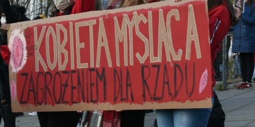 Hasła z protestu kobiet w Szczecinie. "PiS robi herbatę w wodzie po pierogach" 