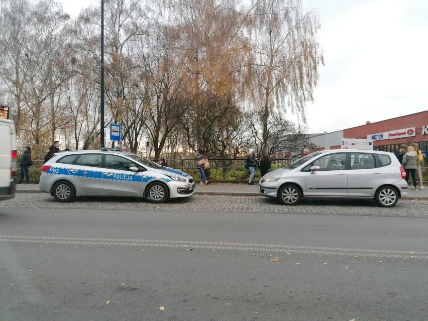 Wypadek w Rokicinach i kolizja z radiowozem w Tomaszowie. Policjant ukarany mandatem [ZDJĘCIA]