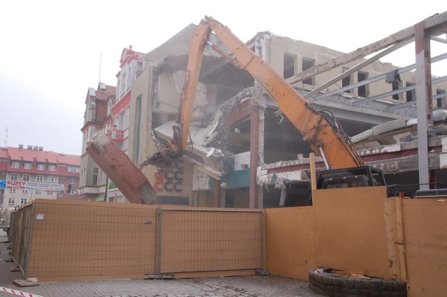 Rozbiórka centrum CCC przy deptaku, w jego miejscu stanęło Hosso