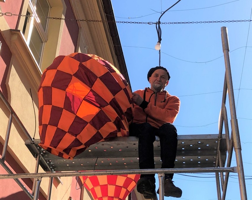 Kolorowe balony będą zdobiły ulicę Wróblewskiego. Są symbolem Leszna - mówi dekorator  