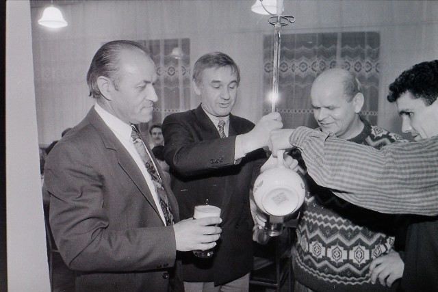 Pojedynek piwny między Mirosławem Suchaneckim a Czesławem Tomaszewskim. Piwo leje Robert Klupś, a miesza szablą Czesław Grzelak