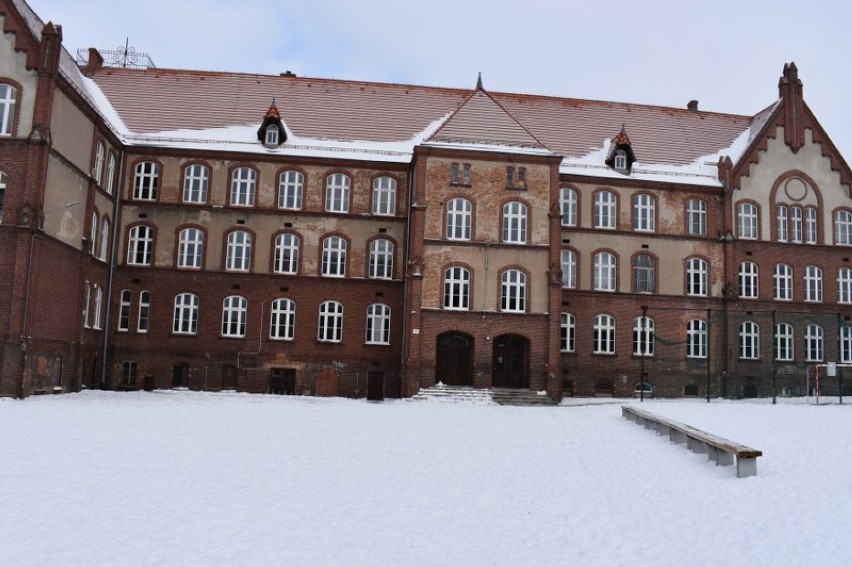 SP 1 Gniezno. Zobacz od środka zakątki okazałego gmachu przy...