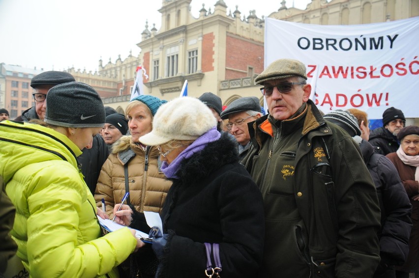 Kraków. KOD protestował przeciwko reformie sądownictwa [ZDJĘCIA, WIDEO]