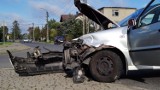 Zderzenie dwóch aut na skrzyżowaniu ulic Żródlanej i Polnej w Piotrkowie ZDJĘCIA
