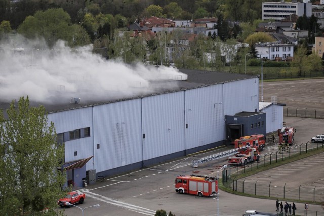 Pożar wybuchł  o godzinie 15:06, nie ma osób poszkodowanych. Trwa gaszenie ognia.