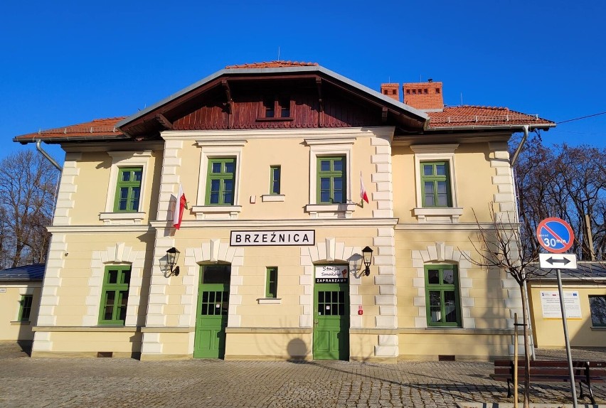 Dworzec kolejowy w Brzeźnicy otwarto po remoncie w 2019...