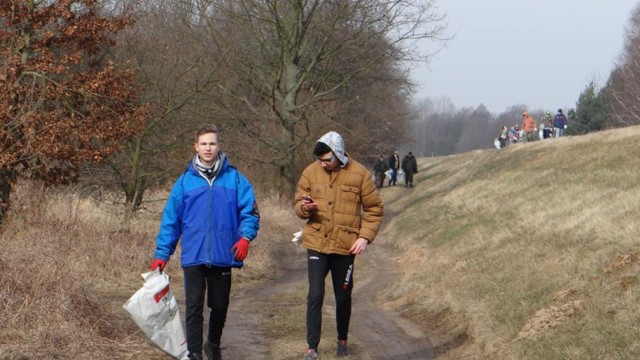 Młodzież i straż rybacka sprzątali starorzecze Warty w Pstrokoniach