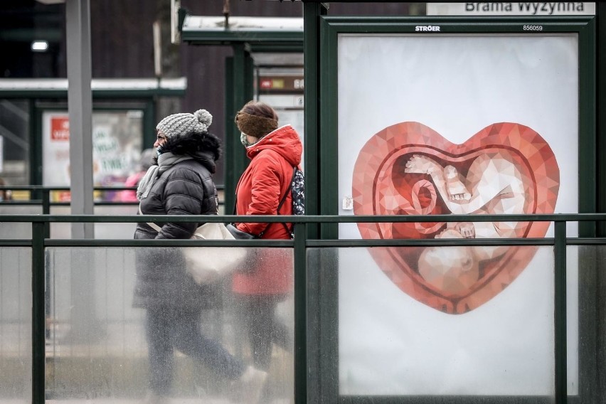 Kampania outdoorowa, promująca hospicja perinatalne, jest...