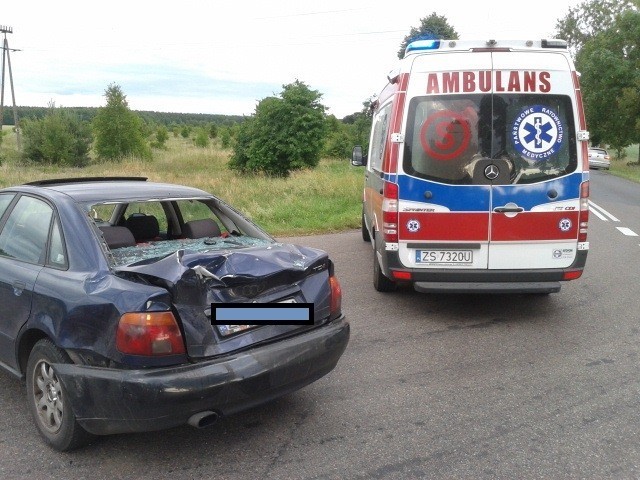 W niedzielę (23.06.2013) na trasie Białogard - Klępino doszło do wypadku drogowego z udziałem samochodu osobowego oraz motocyklisty.

Wypadek na trasie Chlebówko - Sokolniki

Na skrzyżowaniu 28-letnia kobieta kierująca pojazdem marki AUDI wykonywała sygnalizowany manewr skrętu w lewo w kierunku miejscowości Klępino. Według wstępnych ustaleń  wynika, że podczas tego manewru nieoczekiwanie nadjechało dwóch motocyklistów, którzy wyprzedzali kolumnę samochodów. Obaj wyprzedzali na podwójnej linii ciągłej. Nie zdążyli zahamować. Uderzyli w samochód. Kobiecie nic się nie stało. Podobnie, jak jednemu z motocyklistów. Natomiast drugi z nich, 26-letni mężczyzna z obrażeniami , został śmigłowcem przetransportowany do koszalińskiego szpitala. W danej chwili jego życiu nic nie zagraża. 

Wypadek na trasie Białogard - Klępino - 23.06