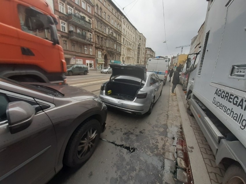 Wrocław: Na Traugutta zderzyły się 3 samochody [ZDJĘCIA]