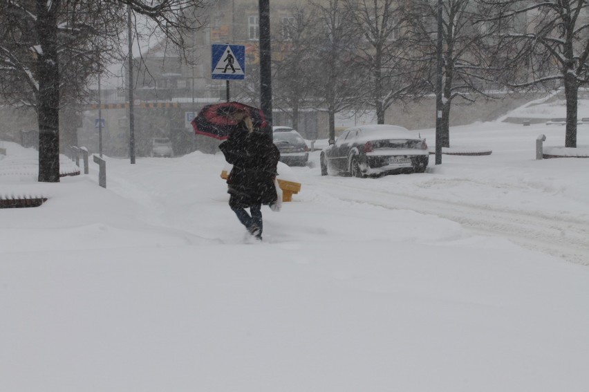 - Służby odpowiedzialne za odśnieżanie pracują od wczoraj od...