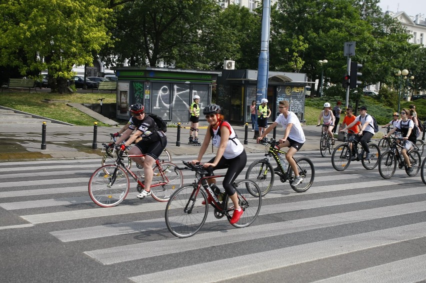 Wielki Przejazd Warszawski 2019. Na rowerach, hulajnogach, rolkach i deskorolkach pokonali ulice stolicy [ZDJĘCIA UCZESTNIKÓW]