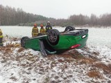 Mercedes dachował w gminie Pęczniew. Na szczęście nikt nie ucierpiał ZDJĘCIA