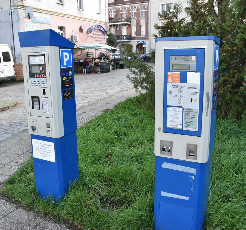 Malbork. Przy parkometrze wskazana ostrożność. Klientka "w szoku" na widok opłaty dodatkowej. Dzierżawca wyjaśnia, jak działają urządzenia