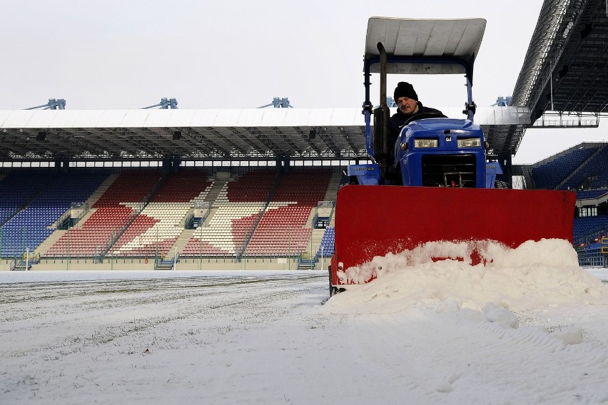 Odśnieżanie stadionu Wisły [ZDJĘCIA]