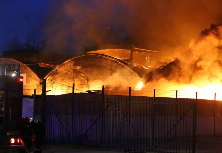 Nieletni sprawcami pożaru składowiska elektrośmieci przy Topolowej w Piotrkowie. Dwóch usłyszało już zarzuty 