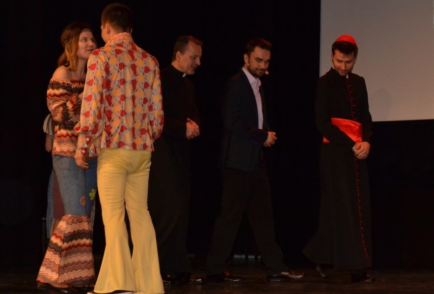 Sosnowiec: próba generalna przed premierą musicalu "Karol" ZDJĘCIA