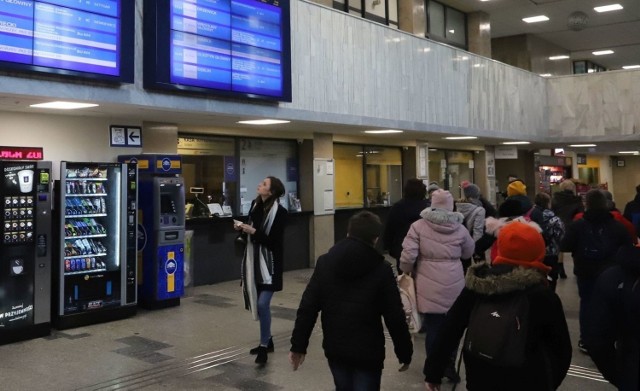 Wyświetlacze jak do tej pory były tylko i wyłącznie na poczekalni dworca PKP w Radomiu. Teraz pojawią się też na peronach.