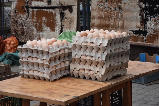 Jajka na targu w Sławnie są od 1 zł za sztukę do 1,60 zł za sztukę