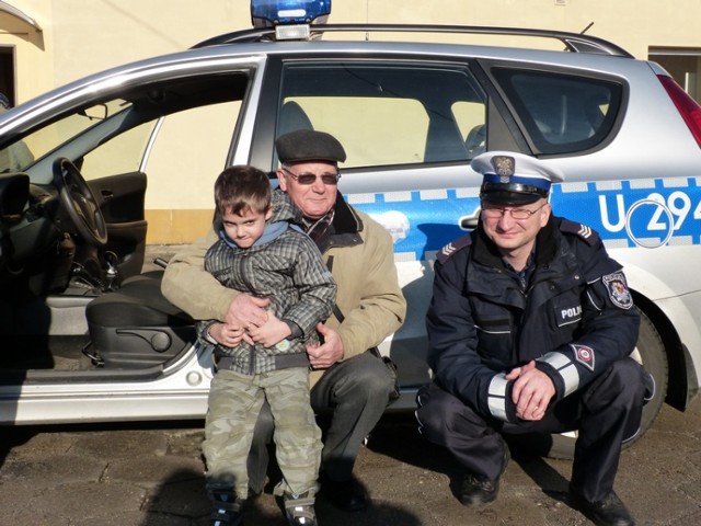 Policja w Lesznie gościła Pana Andrzeja i jego 5-letniego wnuczka Dominika.