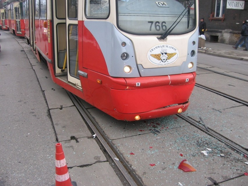 Świętochłowice: Tramwaj linii nr 7 najechał na tył samochodu osobowego. Zobacz zdjęcia