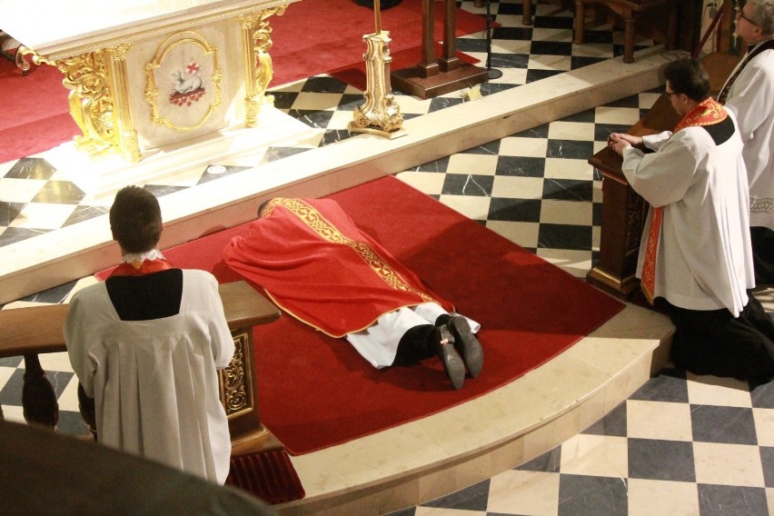 Liturgia Męki Pańskiej w Bazylice Mniejszej w Krotoszynie [ZDJĘCIA + FILM]