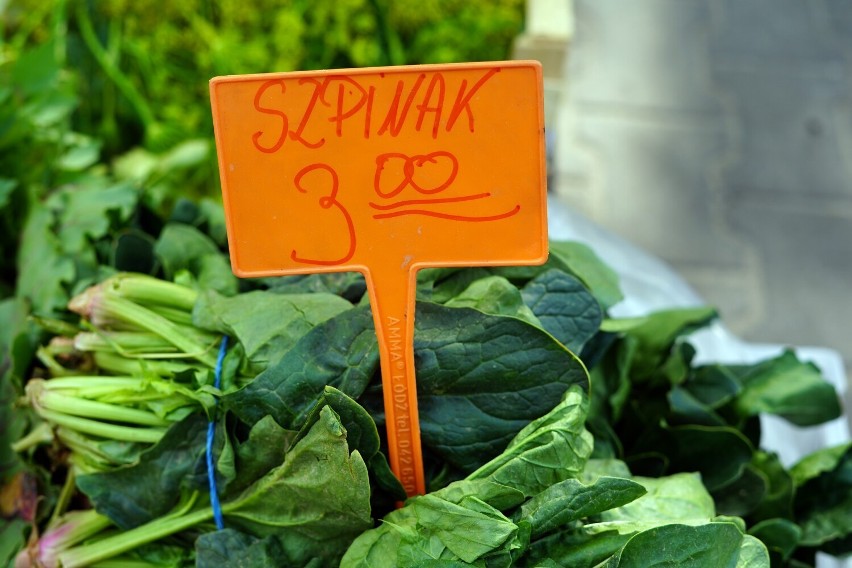 Ceny owoców i warzyw na targu w Olkuszu. Dzisiaj (13 maja...