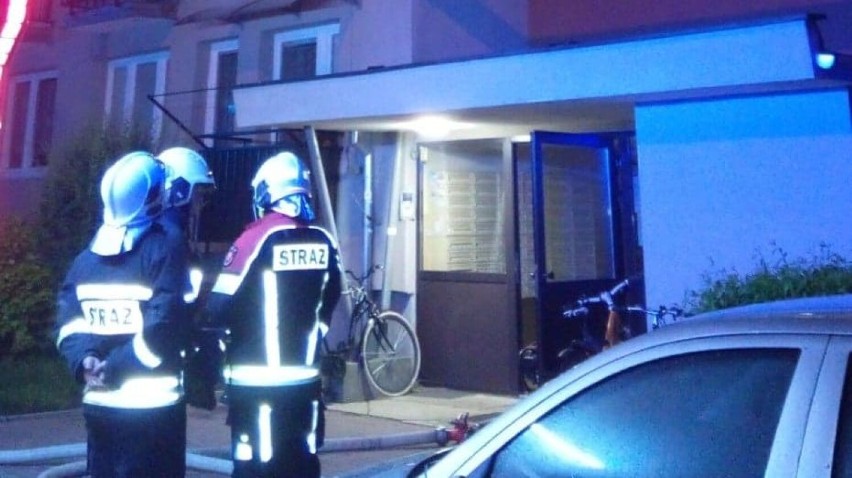 Pożar mieszkania i ewakuacja. Niespokojna noc w Kielcach. Spłonęło 50 tysięcy w gotówce, ranny strażak. Zobaczcie zdjęcia