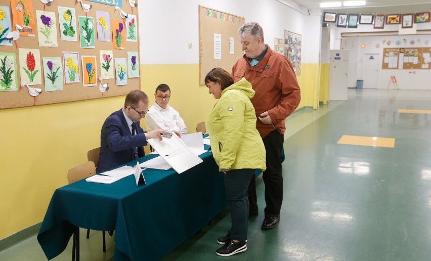 W Rzeszowie trwa II tura wyborów samorządowych. Tak głosują mieszkańcy stolicy Podkarpacia [ZDJĘCIA]