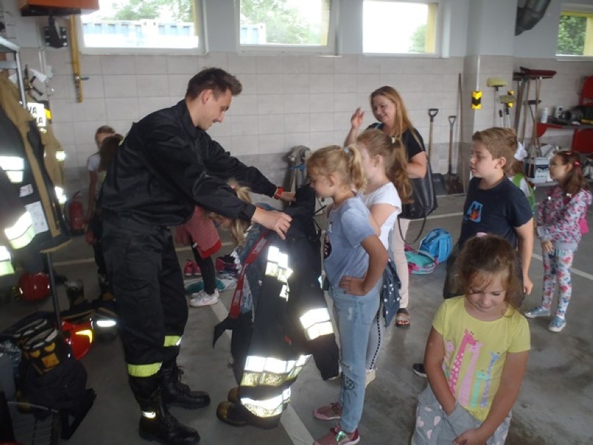  Dzieci  ze Szkoły Języków Obcych w odwiedzinach u strażaków