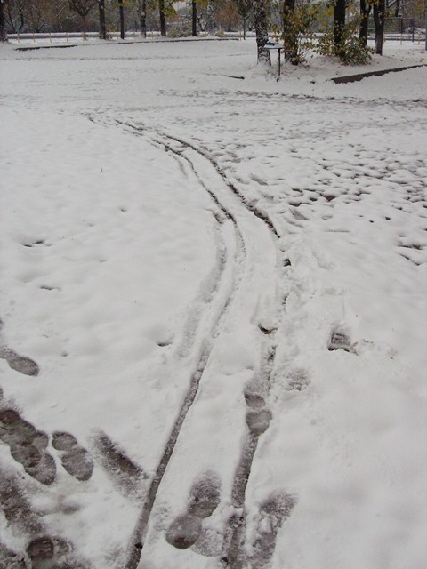W Beskidach spadł śnieg, warunki na szlakach są trudne