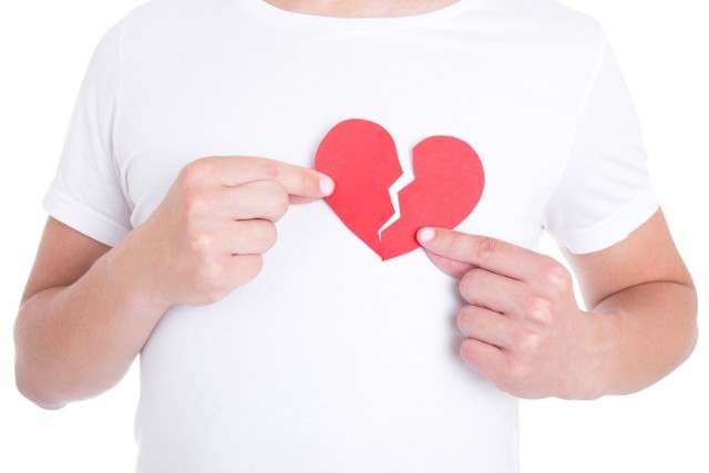 Syndrom złamanego serca objawia się podobnie jak zawał i może wystąpić po śmierci ukochanej osoby, w wyniku wypadku drogowego lub innego traumatycznego wydarzenia.