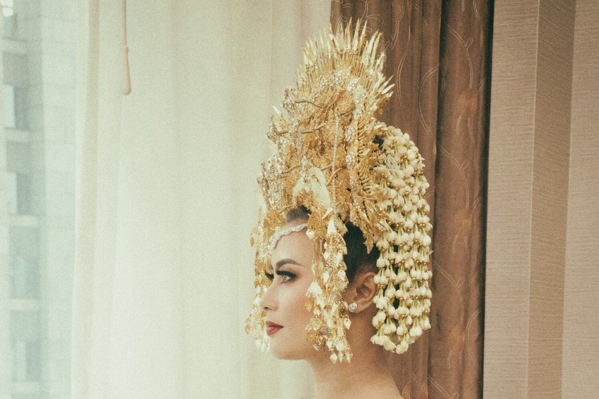 Na zdjęciu: panna młoda z Indonezji w tradycyjnych weselnych...
