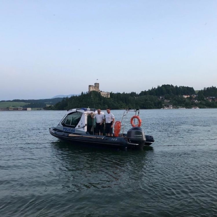Pieniny. Policjanci uratowali ludzi na Jeziorze Czorsztyńskim [ZDJĘCIA]