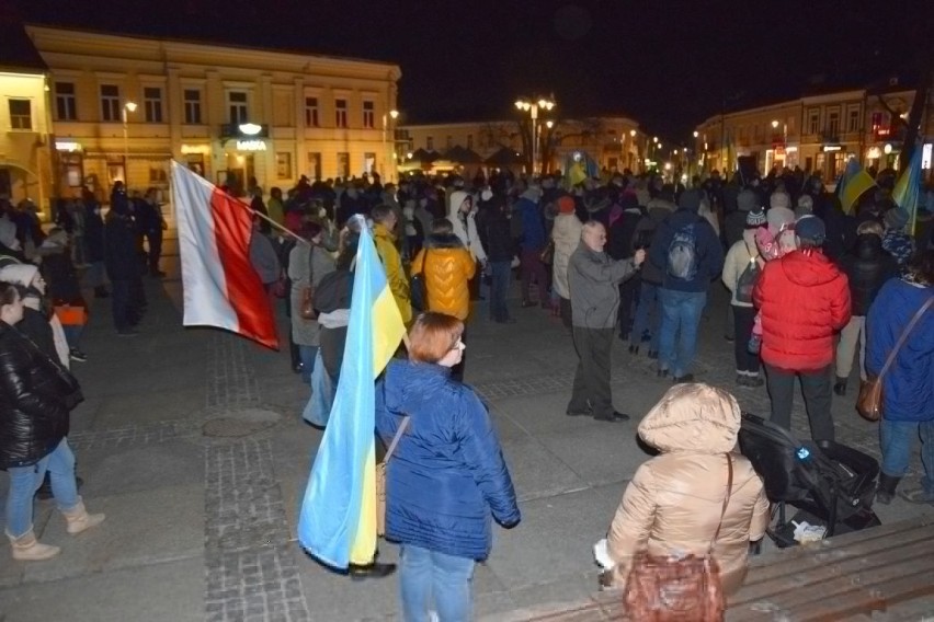Protest przeciwko agresji Rosji na Ukrainę w czwartek, 24 lutego na Rynku w Kielcach. Przyszło mnóstwo ludzi. Zobaczcie zdjęcia i film