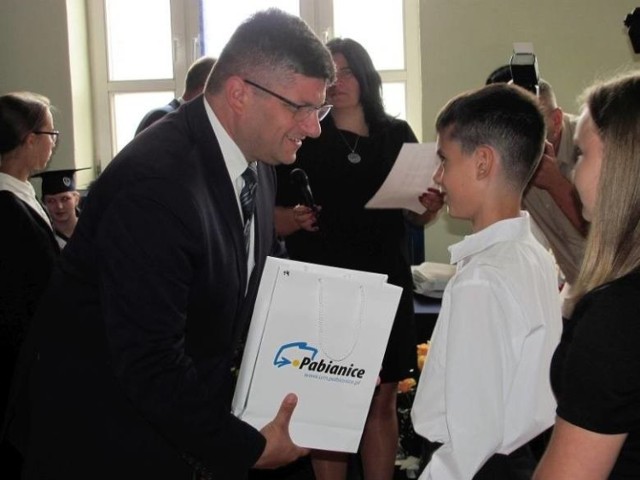 Dwa lata temu miejskie zakończenie roku szkolnego odbyło się w Szkole Podstawowej numer 1 w Pabianicach