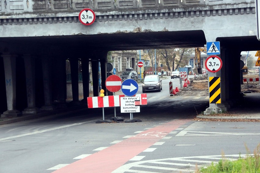 Jadąc ulicą Leszczyńską w stronę centrum Legnicy, przed wiaduktem kolejowym mamy nakaz skrętu w prawo czyli w ulicę Głogowską.