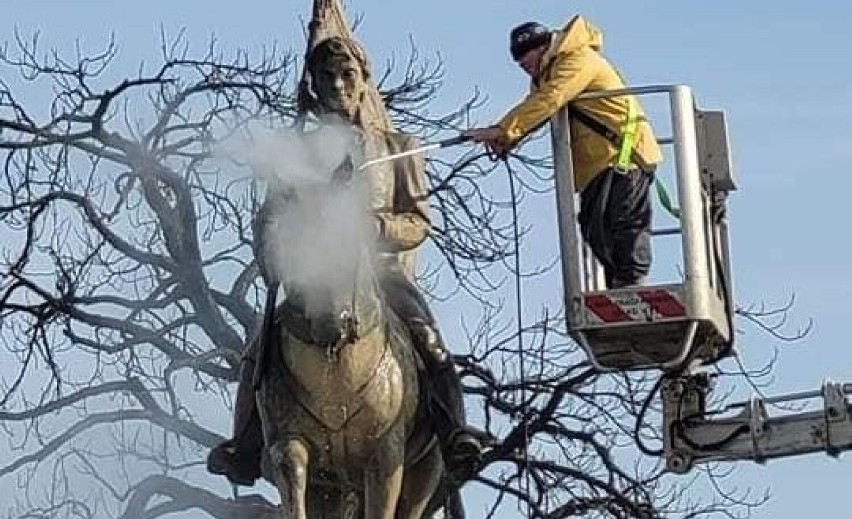 Trwa remont pomnika Tadeusza Kościuszki na Rynku w Końskich