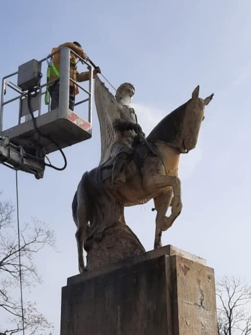 Trwa remont pomnika Tadeusza Kościuszki na Rynku w Końskich. Czas na "drugą młodość"