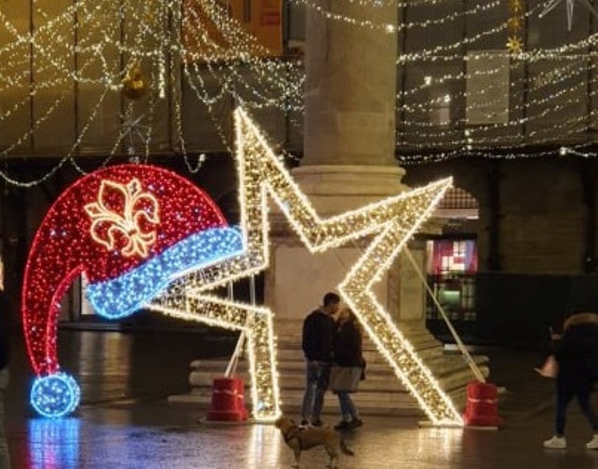 Na ulicach Florencji piękne, świąteczne  iluminacje, ale zupełny brak turystów. Święta w domu, w wąskim gronie.  Zobacz zdjęcia