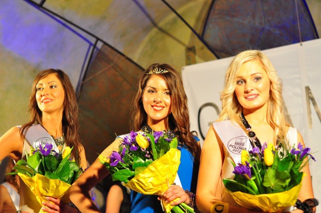 Stoją od lewej: II vice Miss Polonia Podhala Sylwia Stanik z Kojszówki, Miss Polonia Podhala Małgorzata Stoch, I vice Miss Polonia Podhala Iwona Rapacz