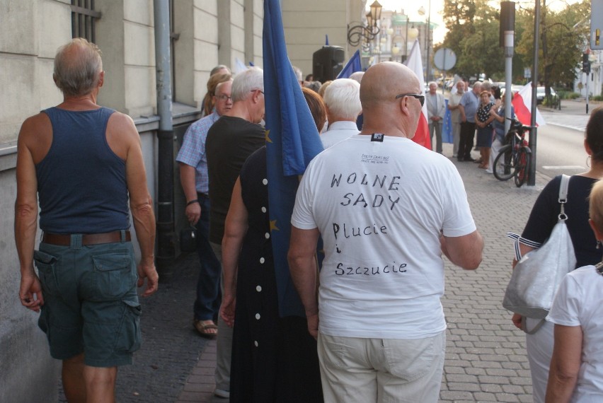 Manifestacja przed sądem w Kaliszu