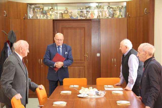Starosta międzychodzki Julian Mazurek złożył Łucjanowi Sobkowskiemu życzenia z okazji 90. urodzin.