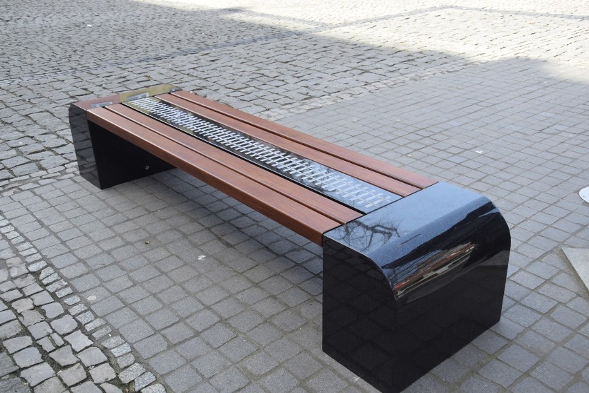 Multimedialna, gadająca ławka przy pomniku podoba się mieszkańcom. Na razie oglądają i testują