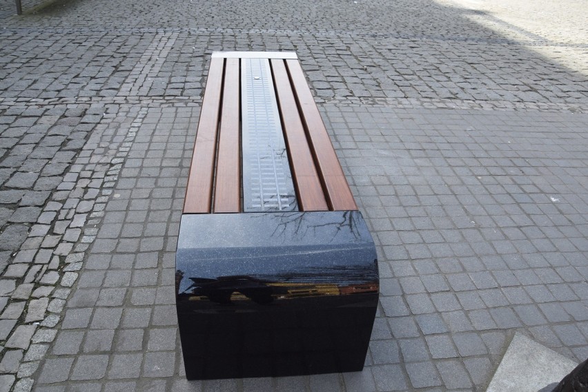 Multimedialna, gadająca ławka przy pomniku podoba się mieszkańcom. Na razie oglądają i testują