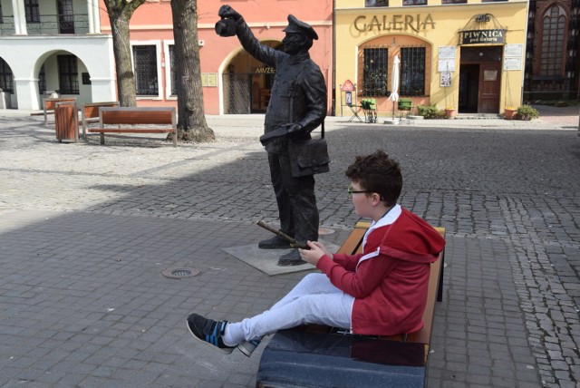 Multimedialna, gadająca ławka przy pomniku podoba się mieszkańcom. Na razie  oglądają i testują | Stargard Nasze Miasto