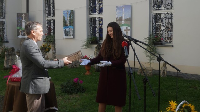 Krzysztof Myśliński przekazuje starodruk Justynie Dziadek, dyrektor Muzeum Regionalnego w Pińczowie.