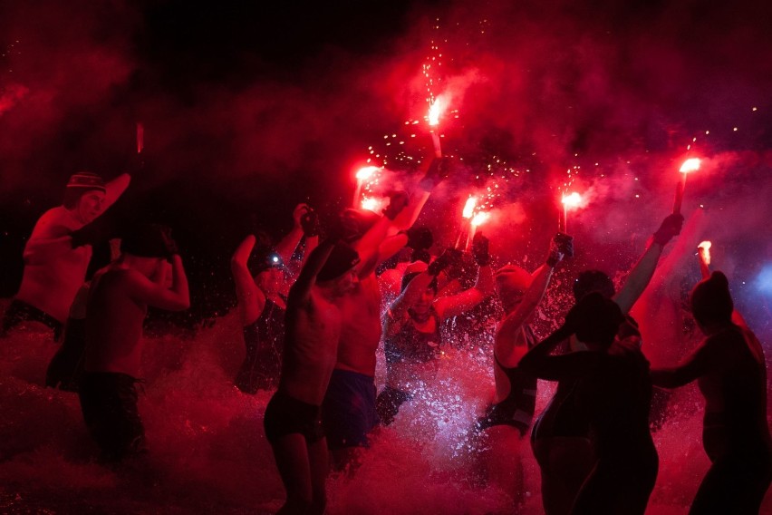 Nocne morsowanie w lodowatym Bałtyku. Morsy z Ustki kąpały...