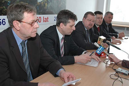 W konferencji prasowej w Chorzowie uczestniczyli (od lewej): prezes ŚZPN Rudolf Bugdoł, marszałek Jan Grela i sekretarz generalny PZPN Zdzisław Kręcina. Bogdan Kułakowski